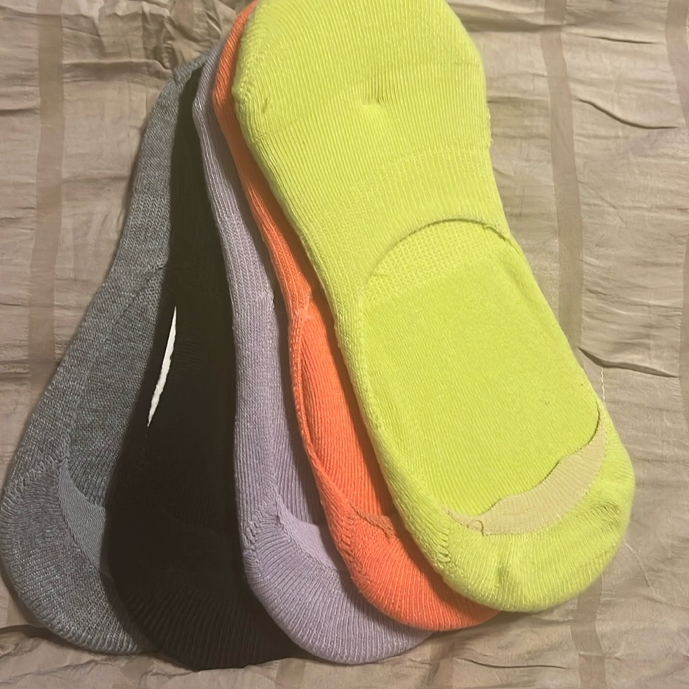 NWOT Set of 5 no show socks